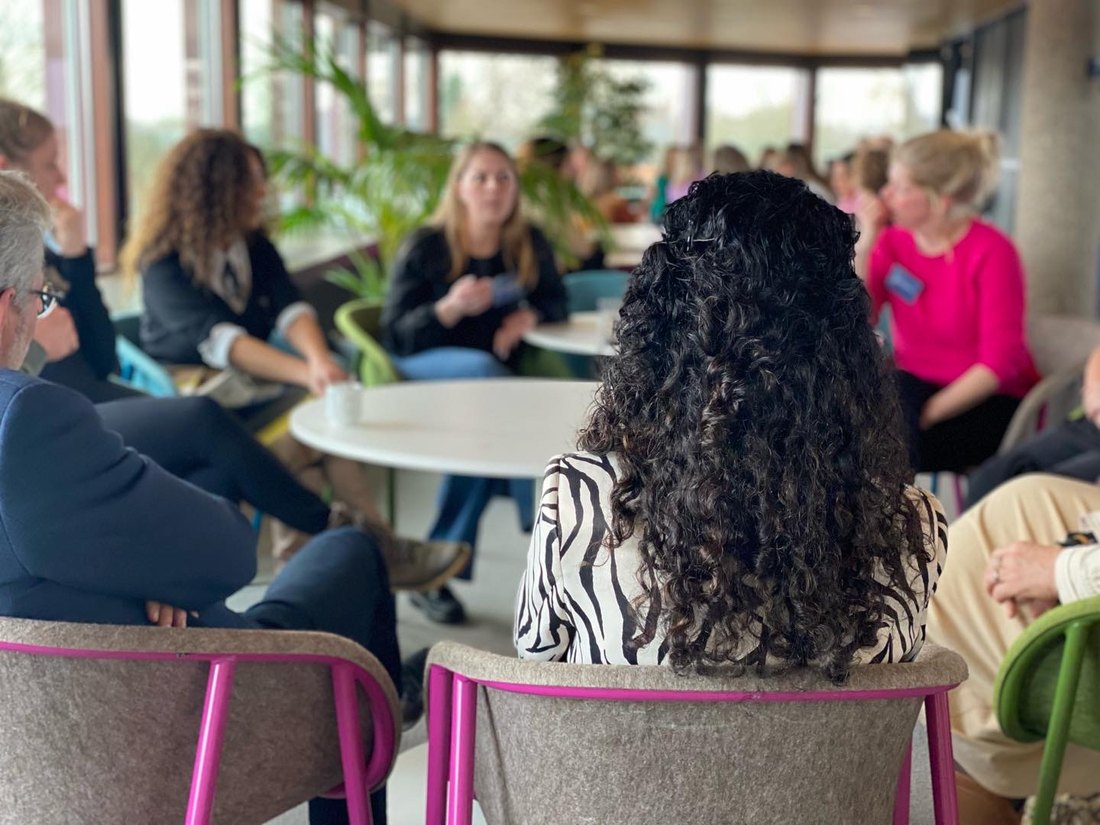 Betrokkenen in gesprek tijdens een Nieuwe Route-bijeenkomst